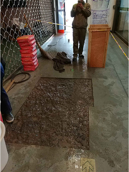 義烏商品市場(chǎng)內(nèi)人行道破損搶修